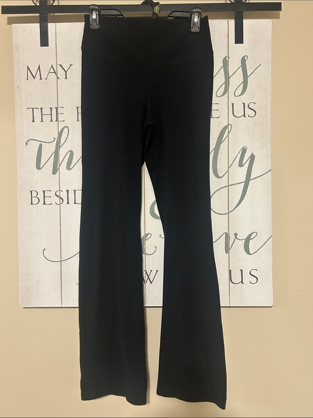 Old Navy Active extra high-rise slim boot-cut go-dry Leggings, size medium